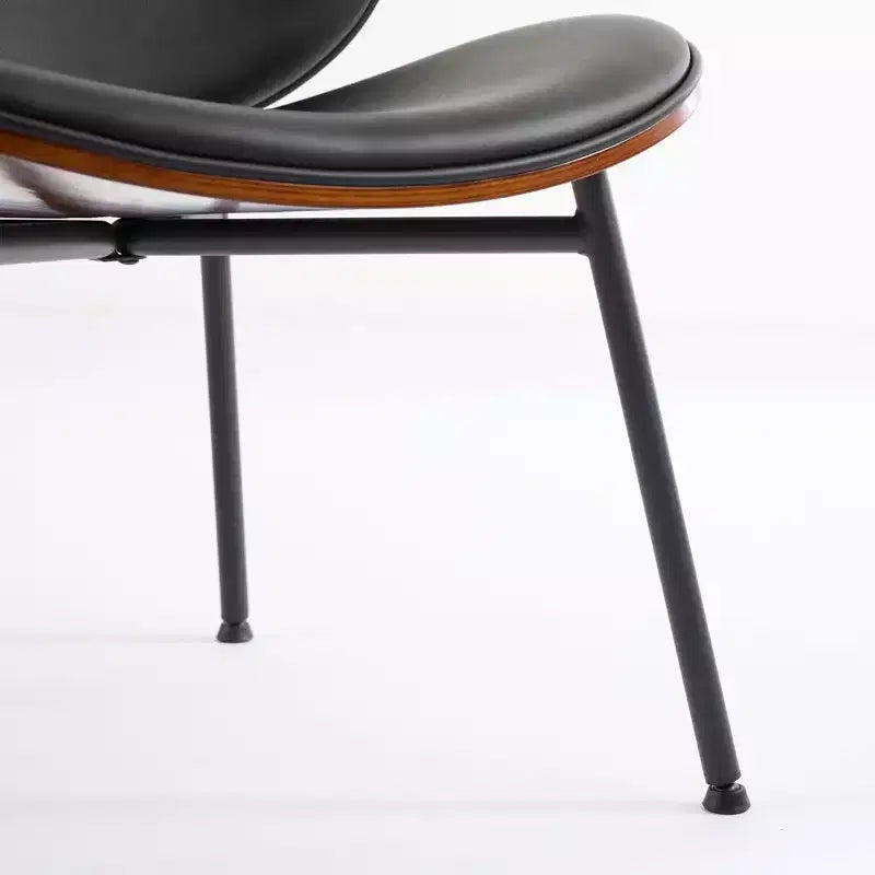 Sedia da pranzo Sleek Shell, morbido tessuto con robuste gambe in metallo, moderno di metà secolo, finitura noce