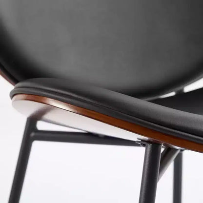 Sedia da pranzo Sleek Shell, morbido tessuto con robuste gambe in metallo, moderno di metà secolo, finitura noce