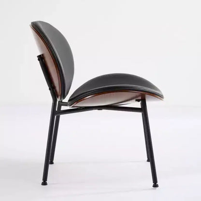 Sedia da pranzo Sleek Shell, morbido tessuto con robuste gambe in metallo, moderno di metà secolo, finitura noce