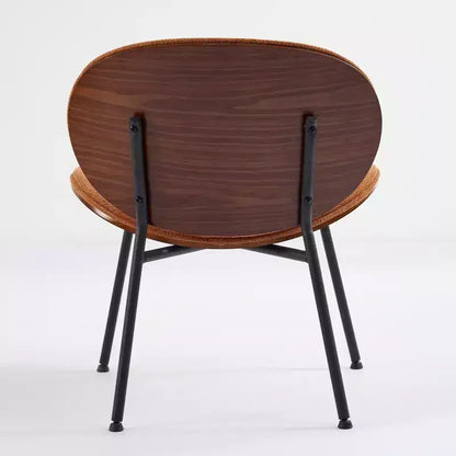 Sedia da pranzo Sleek Shell, morbido tessuto con robuste gambe in metallo, moderno di metà secolo, finitura noce