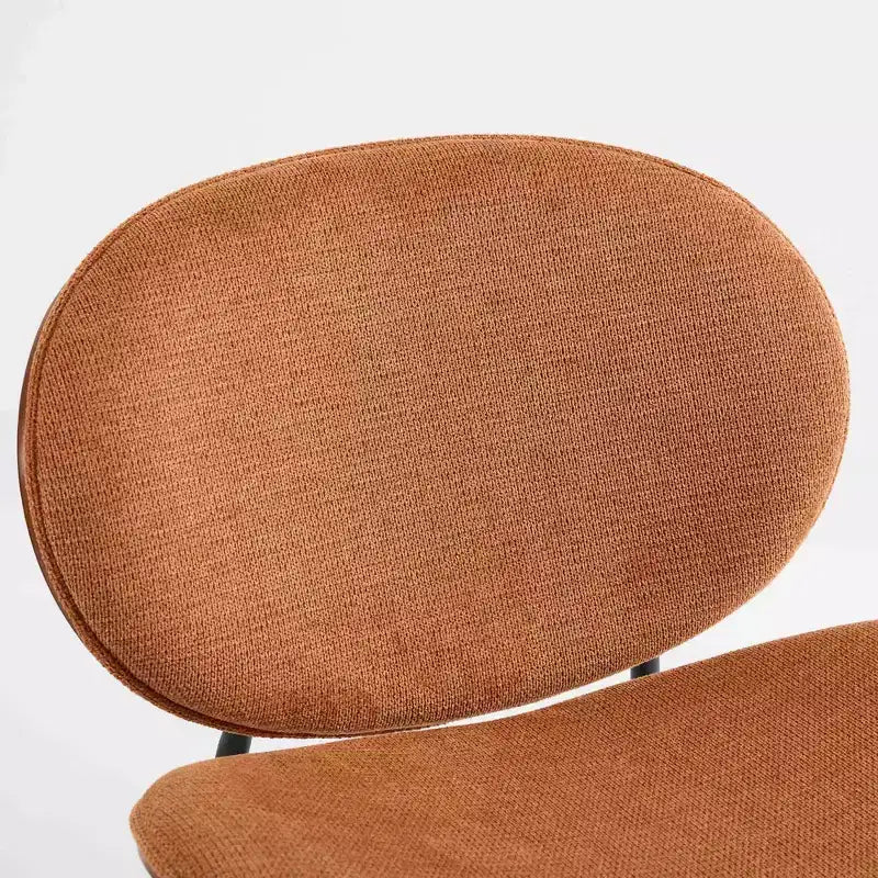 Sedia da pranzo Sleek Shell, morbido tessuto con robuste gambe in metallo, moderno di metà secolo, finitura noce