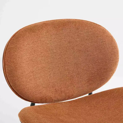 Sedia da pranzo Sleek Shell, morbido tessuto con robuste gambe in metallo, moderno di metà secolo, finitura noce