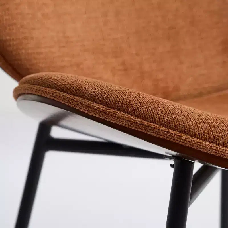 Sedia da pranzo Sleek Shell, morbido tessuto con robuste gambe in metallo, moderno di metà secolo, finitura noce