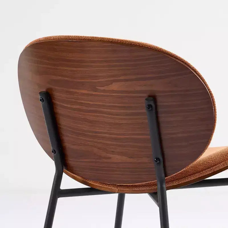 Sedia da pranzo Sleek Shell, morbido tessuto con robuste gambe in metallo, moderno di metà secolo, finitura noce