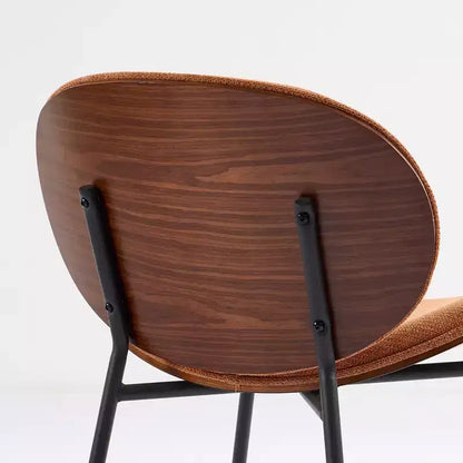 Sedia da pranzo Sleek Shell, morbido tessuto con robuste gambe in metallo, moderno di metà secolo, finitura noce