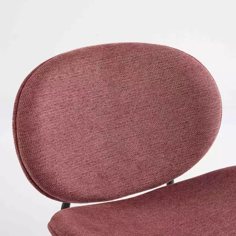Sedia da pranzo Sleek Shell, morbido tessuto con robuste gambe in metallo, moderno di metà secolo, finitura noce