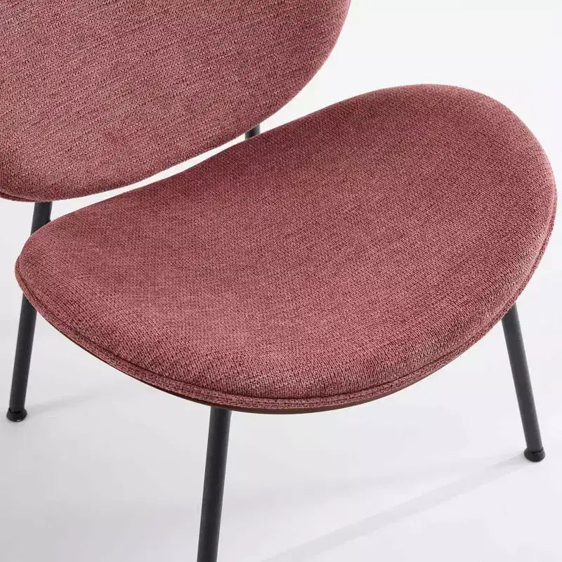 Sedia da pranzo Sleek Shell, morbido tessuto con robuste gambe in metallo, moderno di metà secolo, finitura noce