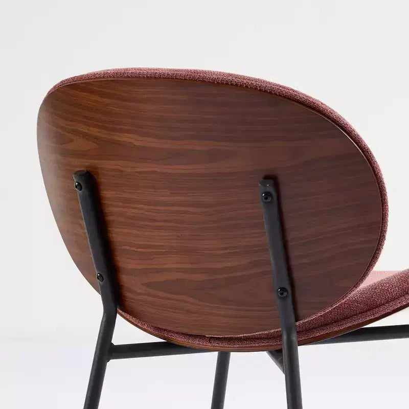 Sedia da pranzo Sleek Shell, morbido tessuto con robuste gambe in metallo, moderno di metà secolo, finitura noce