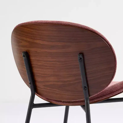 Sedia da pranzo Sleek Shell, morbido tessuto con robuste gambe in metallo, moderno di metà secolo, finitura noce