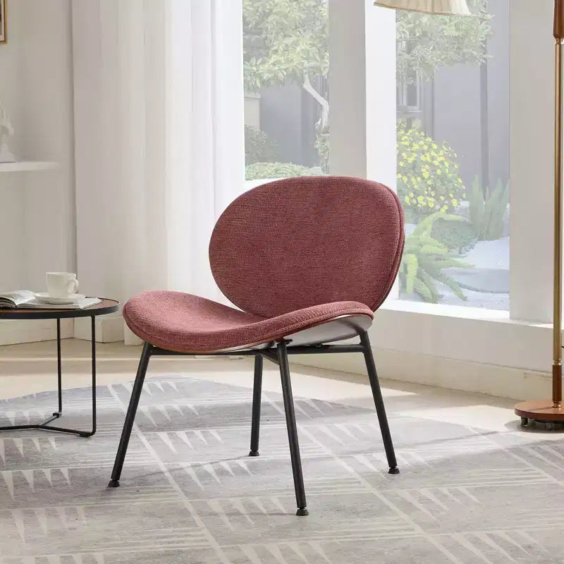 Sedia da pranzo Sleek Shell, morbido tessuto con robuste gambe in metallo, moderno di metà secolo, finitura noce