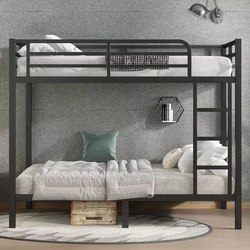 Letto a castello in metallo Full over Full, struttura resistente e silenziosa, spazio contenitore sotto il letto, nero e bianco