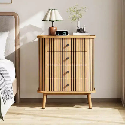 Comodino Boho con 4 Cassetti, Tavolino da Notte in Rattan con Maniglie Nere Opache e Gambe in Legno, Finitura Naturale