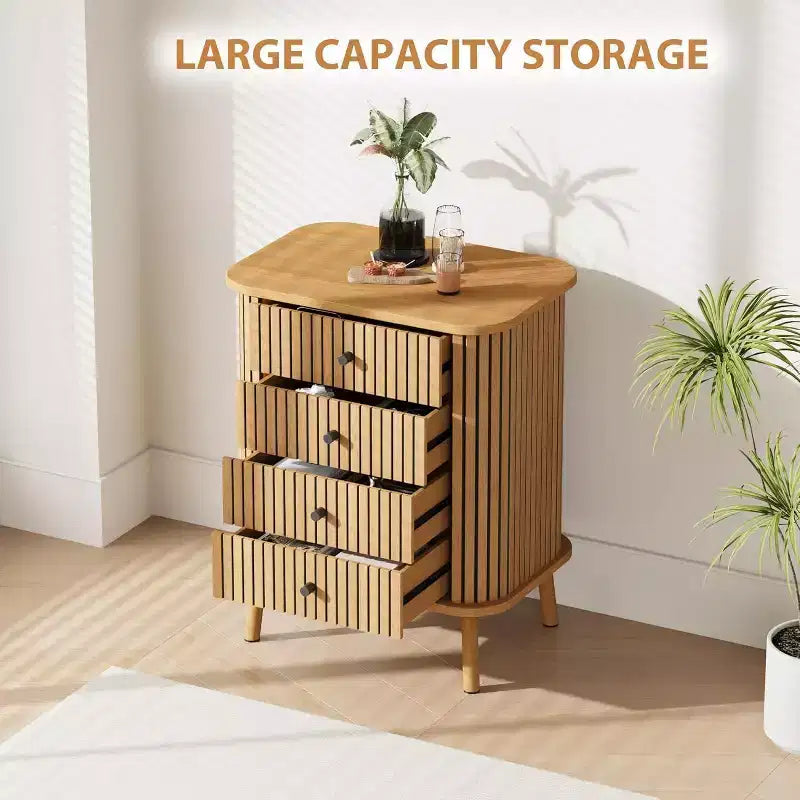 Comodino Boho con 4 Cassetti, Tavolino da Notte in Rattan con Maniglie Nere Opache e Gambe in Legno, Finitura Naturale